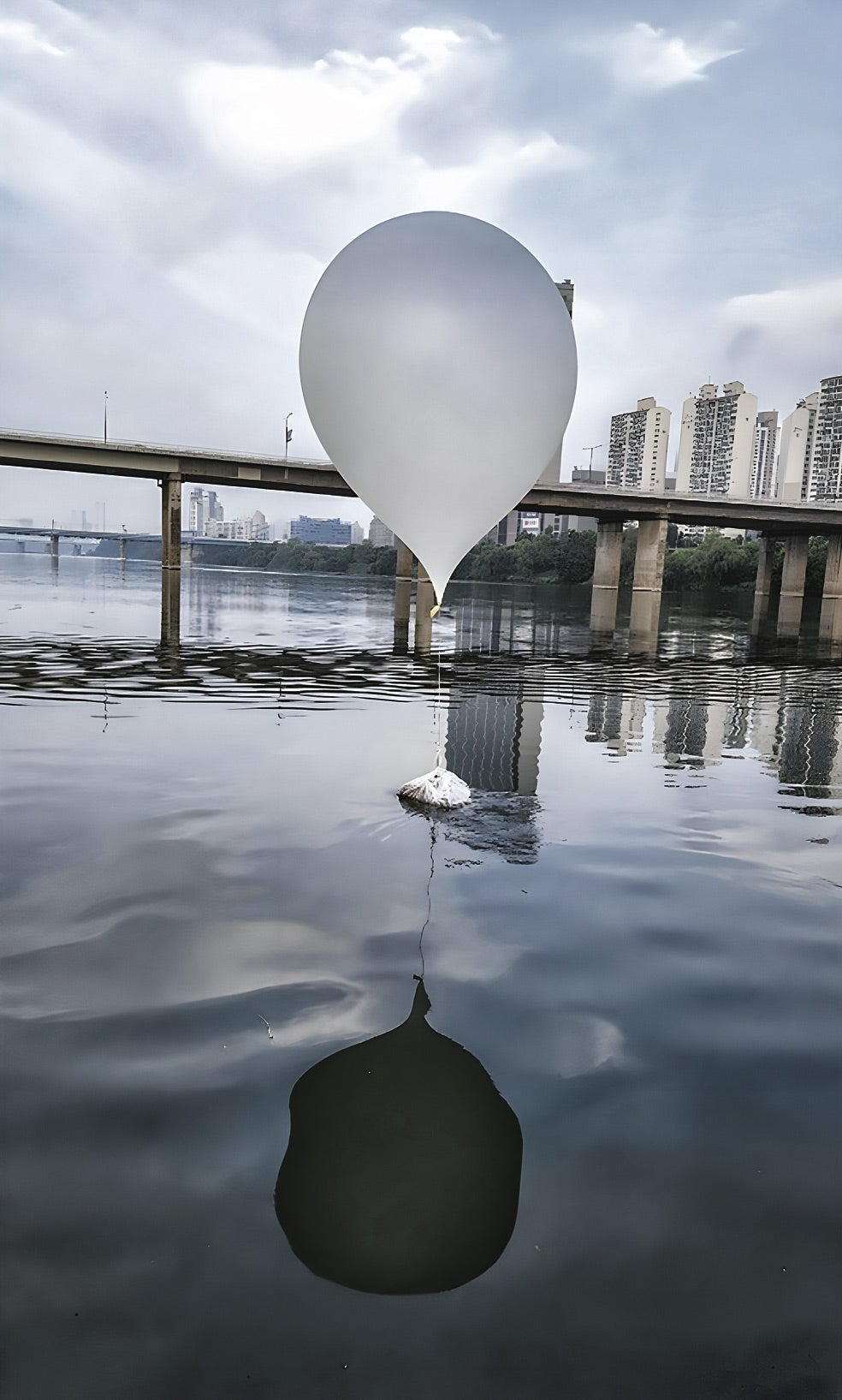 Un globo norcoreano cargado de basura (izda.) y una batería de altavoces instalada en la frontera (en la apertura del artículo).