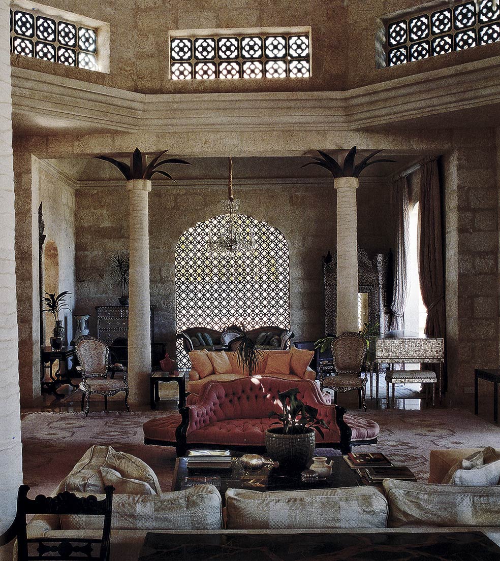 En 1958 Lord Glenconner, Colin Tennant, compró la isla de Mustique y Messel remodeló esta casa inspirado en el Royal Pavilion de Brighton (Inglaterra).