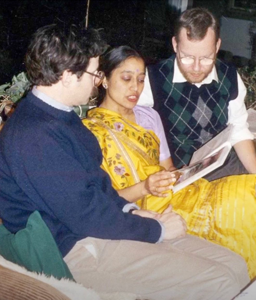 Ulrich Hartl y Arthur Horwich (en la imagen, en una foto de los años 90, con Manajit Hayer-Hartl) trabajaron juntos para descubrir el funcionamiento de las chaperonas. Y lo hicieron, uno en Alemania y otro en Estados Unidos, cuando la comunicación era más difícil: hablaban por teléfono, se enviaban faxes y no dudaban en coger un avión para comprobar sus datos sobre el terreno.