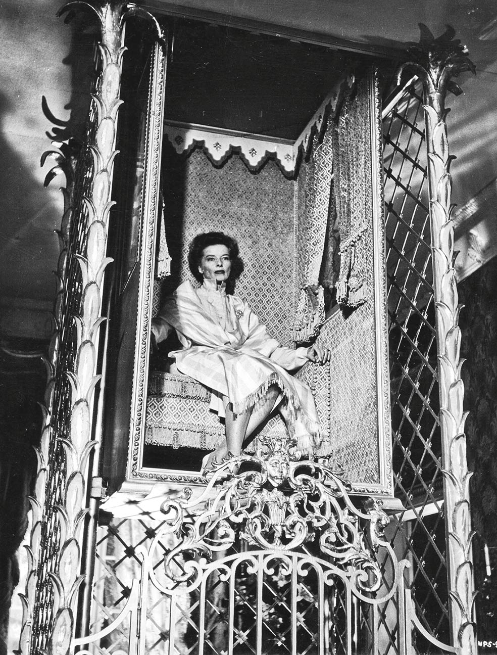 Katharine Hepburn en uno de los decorados de Messel para la película De repente, el último verano.