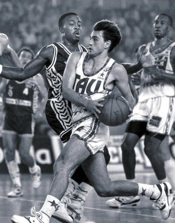 Hijo del jugador y entrenador de baloncesto Pepe Laso, pertenece a una de las tres únicas sagas de padre e hijo que han vestido la camiseta nacional. Pablo nació en Vitoria hace 56 años y fue uno de los mejores bases de nuestro país. ‘Solo’ mide 1,78 y fue hasta hace muy pocos meses el jugador que más asistencias ha dado en la historia de la Liga ACB. Un récord que ostentó durante más de 30 años. En marzo de 2024, lo superó Marcelinho Huertas, hoy base en el Lenovo Tenerife.
