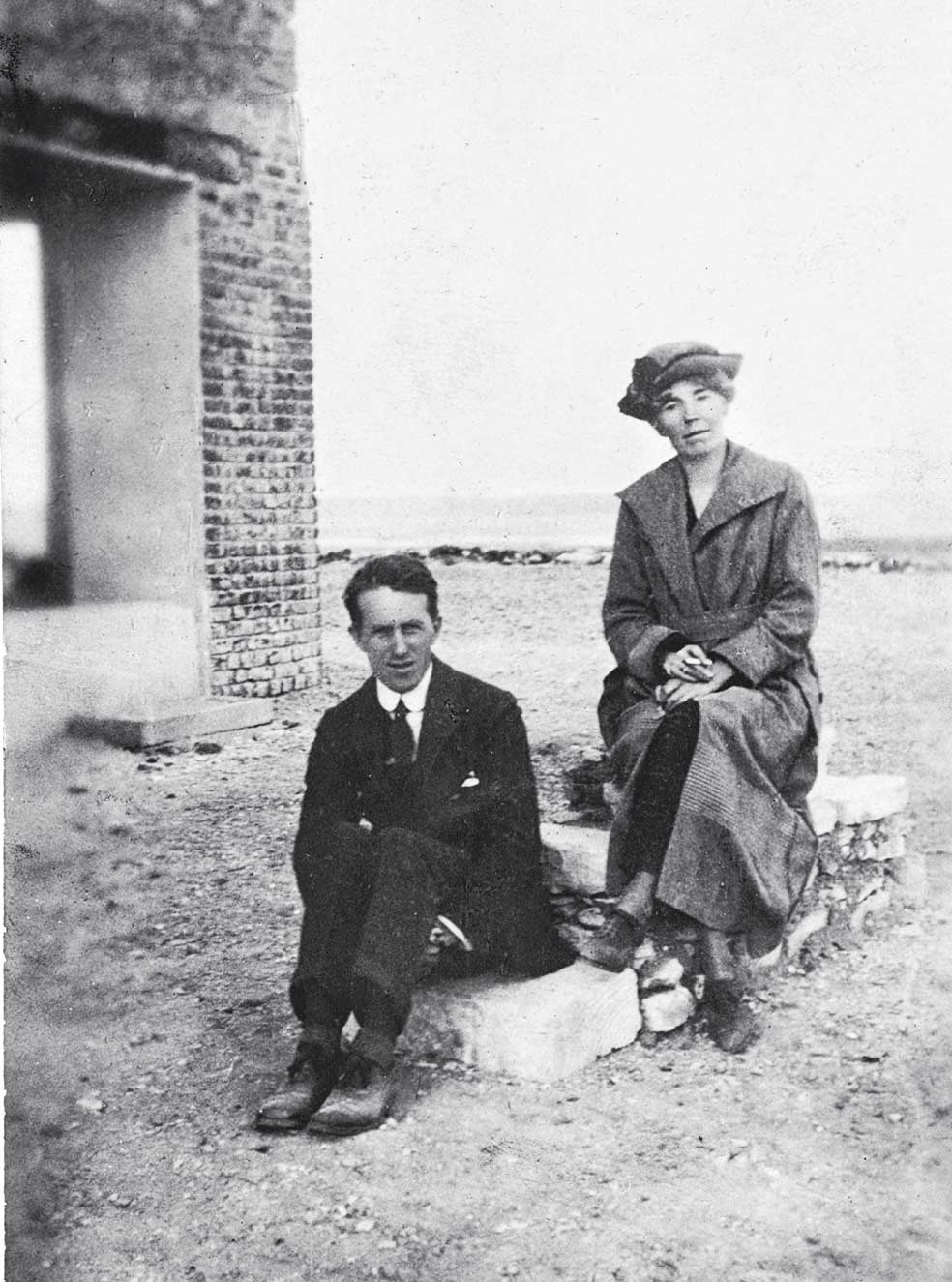 Bell, con T. H. Lawrence, más conocido como Lawrence de Arabia.