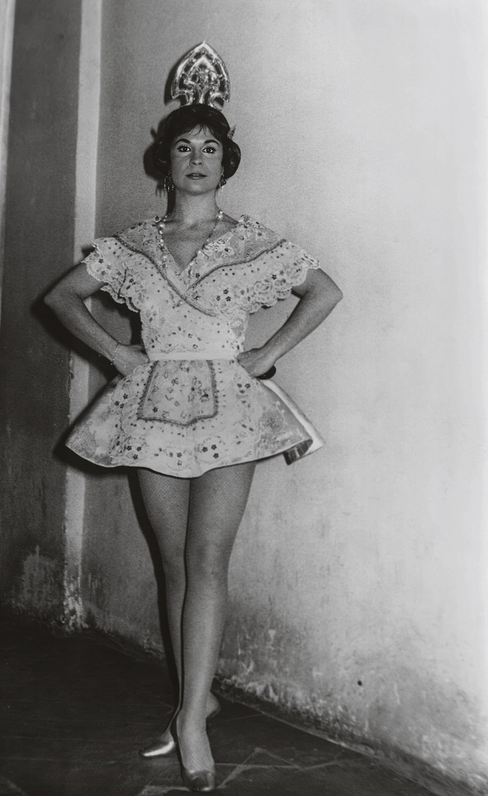 Mucho antes de ser fallera de honor, en 1983, Lina comenzó a ejercer como tiple y tercera vedette en un espectáculo de revista en el Teatro Ruzafa de Valencia. Con 1,60 metros y un físico poco exuberante en comparación con sus compañeras, convirtió el humor en su mejor arma.