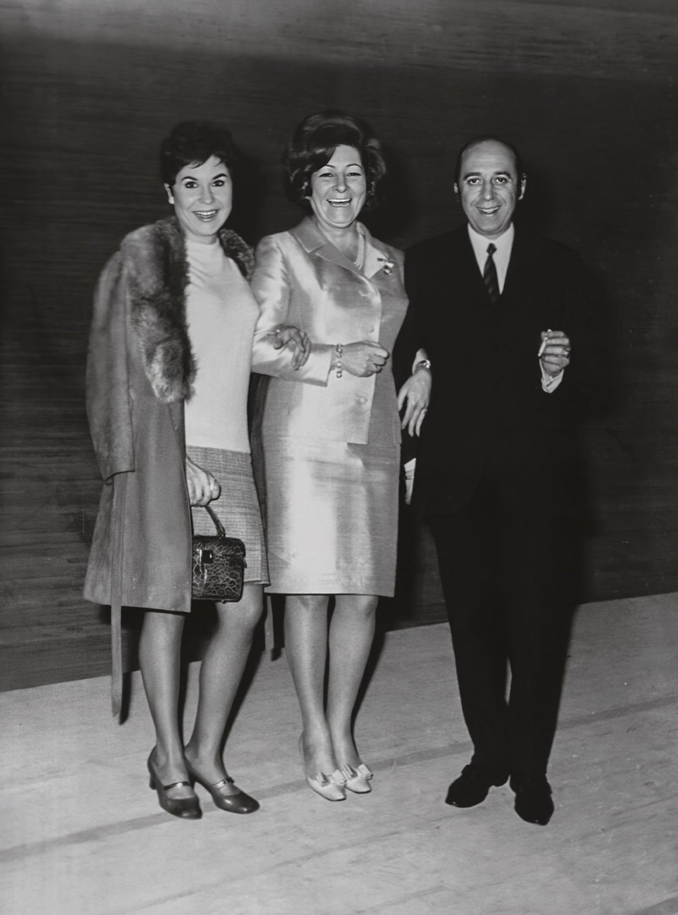 Durante ocho años, Lina fue pareja cómica del humorista Juanito Navarro. Su éxito como dúo (de padre e hija) en los 60 la impulsó a montar, en 1975, su propia compañía. Dos años después compró el Teatro La Latina y se convirtió en la primera mujer europea dueña de su propio teatro.