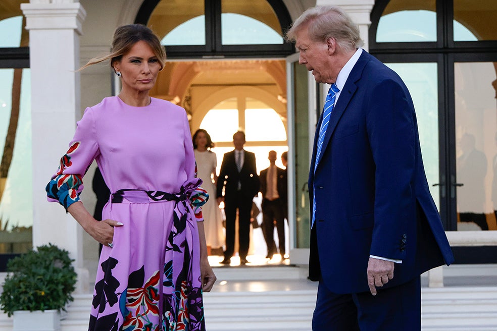 Melania con Donald Trump a principios de abril pasado, durante un evento para recaudar fondos para la campaña del expresidente en Palm Beach, en Florida.
