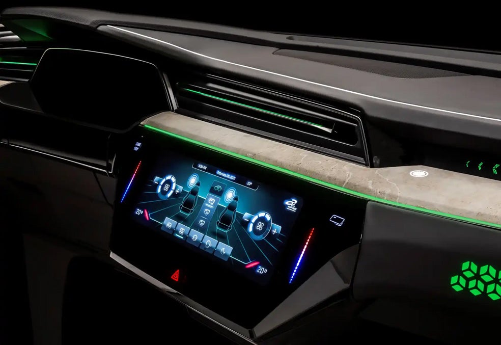 La compañía Antolin ha diseñado un sistema inteligente de visión nocturna que mejora la capacidad del ser humano: faros y parabrisas se combinan con la ergonomía del asiento de tal modo que modulan el diámetro de las pupilas del conductor y evitan deslumbramientos.