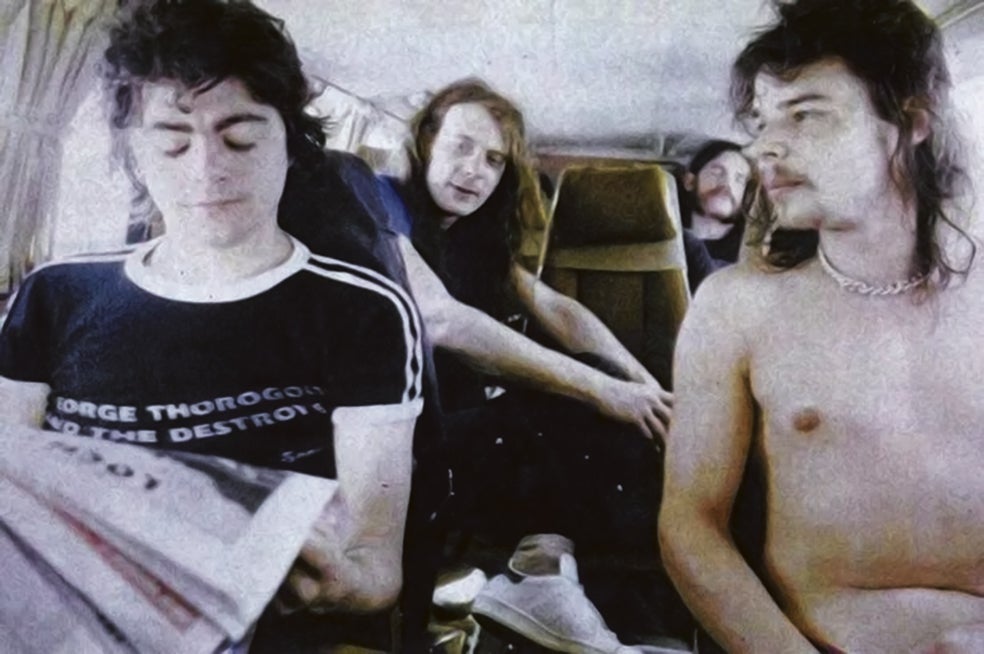 Edwards (con un periódico en las manos) junto al grupo Motorhead, otro de sus representados.