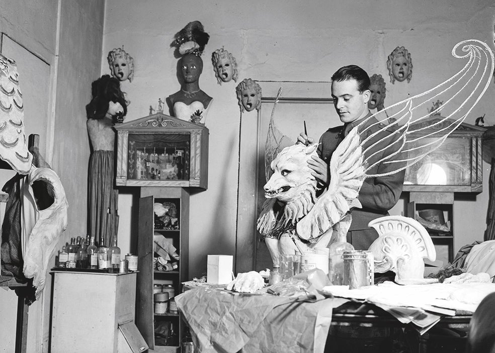 Oliver Messel se encargó de la escenografía de la obra de teatro The infernal Machine, de Jean Cocteau, durante su puesta en escena en el Arts Theatre de Londres en 1940.