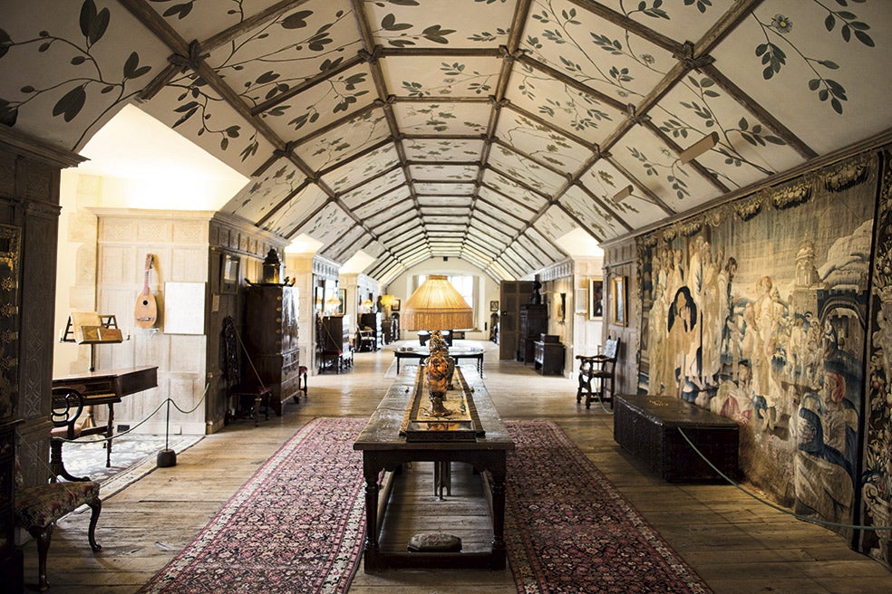 El artista fue el encargado de remodelar la galería de Parham House, situada en Sussex, al sur de Inglaterra. Messel se inspiró en el estilo isabelino para decorar los techos.