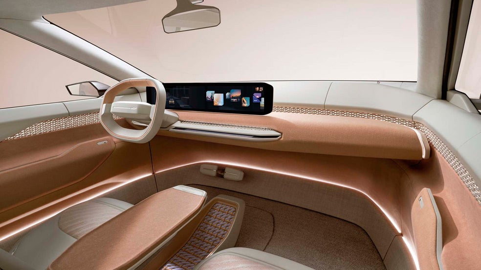 El micelio, un hongo que se cultiva en moldes para obtener la forma deseada, se ha convertido en el biomaterial de moda para jubilar al plástico. Suave, resistente… Kia, que ya lo usa en su EV9, también está cambiando las alfombras, que fabrica con redes de pesca recicladas.