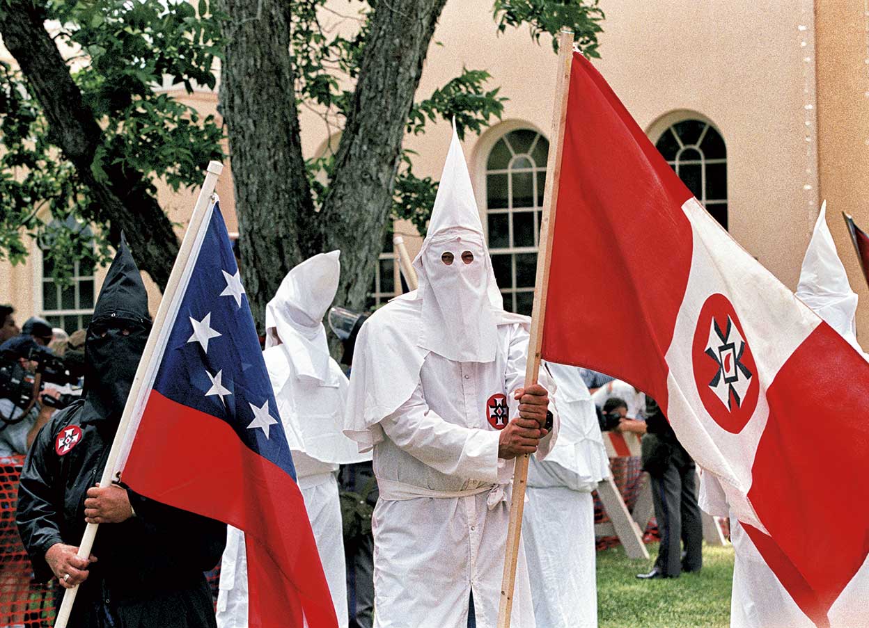 Supremacismo blanco, xenofobia, antisemitismo, homofobia y anticomunismo son los pilares ideológicos del Ku Klux Klan. Fundado en 1865 por veteranos derrotados en la Guerra de Secesión, representa desde entonces a la derecha más extrema de Estados Unidos.