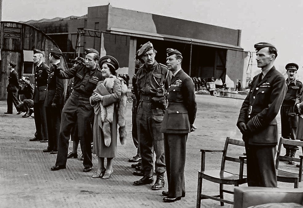 El rey Jorge VI y la reina Isabel celebran el éxito de la Operación Biting junto con John Frost, jefe de la misión (al lado del rey), y el comandante de la RAF Charles Pickard.