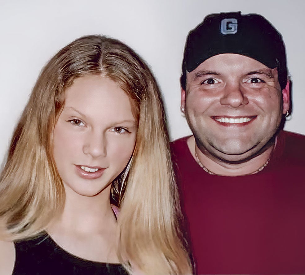 Ronnie Cremer, un informático aficionado a la guitarra, fue un día a casa de Swift a repararle un PC y acabó enseñándole a tocar. Más tarde, la cantante dijo que había aprendido sola y Cremer creó una web para reivindicarse. Los abogados de la diva lo obligaron a cerrarla.