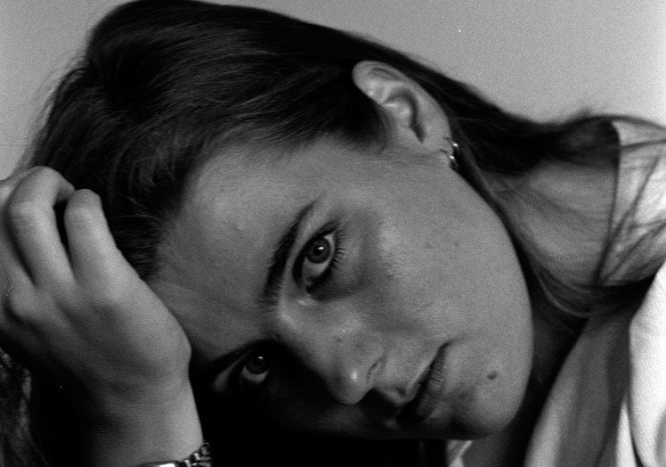 Imagen principal - Posar para mi padre. Además de posar desnuda y 'despatarrada' a los 18 años, Rose (en la imagen superior) volvió a modelar para su padre a los 31 años, pero esta vez aparecía recatada y abotonada hasta arriba (abajo a la izquierda). Freud la retrató una tercera vez, a los 39 años, junto con su marido y sus dos hijos. Rose cuidó de su padre hasta que el pintor murió, en 2011.