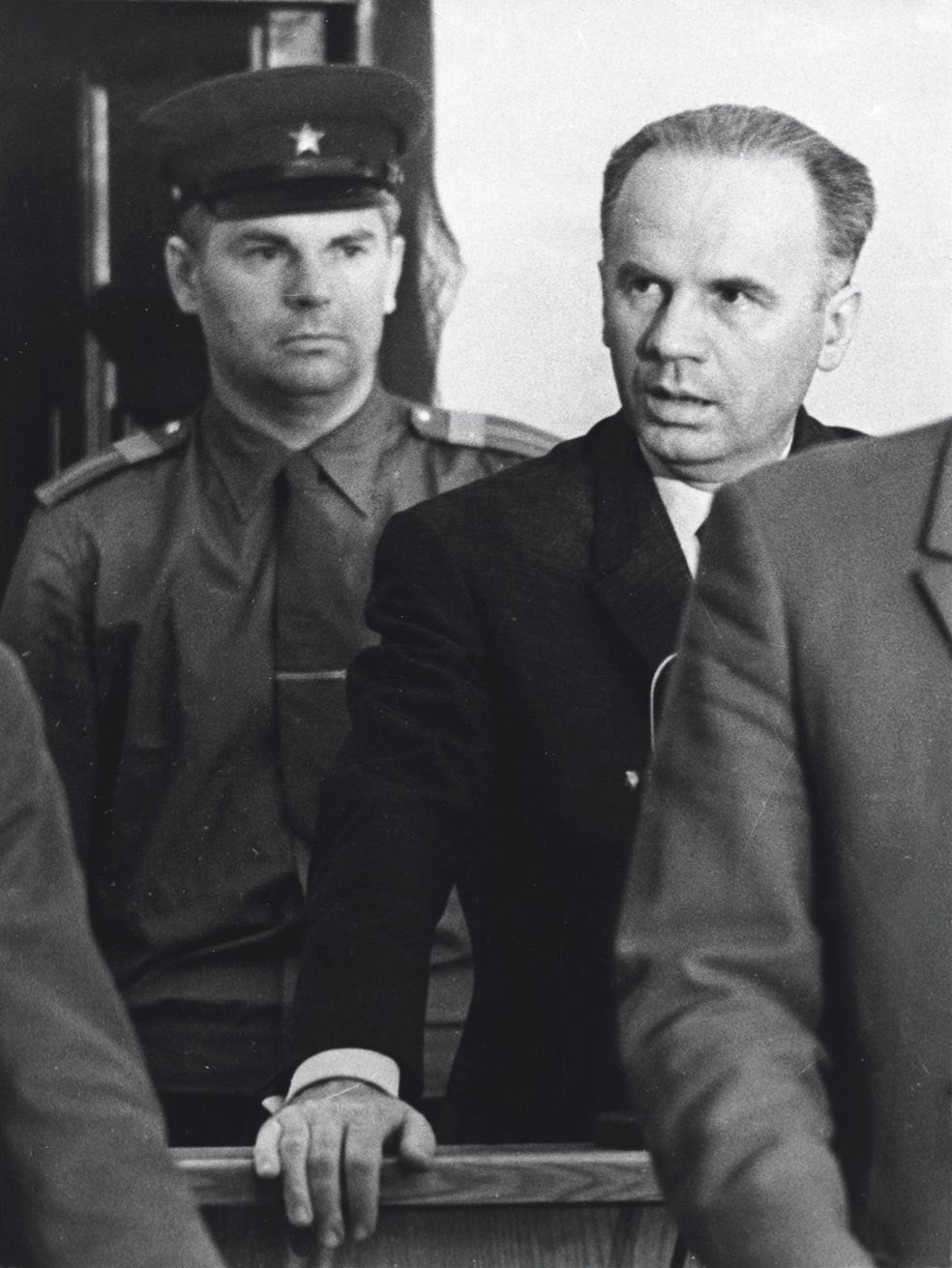 El agente Penkovski recibió el nombre en clave de 'agente Héroe' cuando empezó a informar a la CIA. En 1962 alertó de que la URSS estaba instalando misiles nucleares en Cuba. Al levantarse el secreto sobre ciertos documentos oficiales en 1992, se supo que, antes de ser ejecutado por la KGB, advirtió a EE.UU. de que la URSS preparaba un ataque nuclear total.