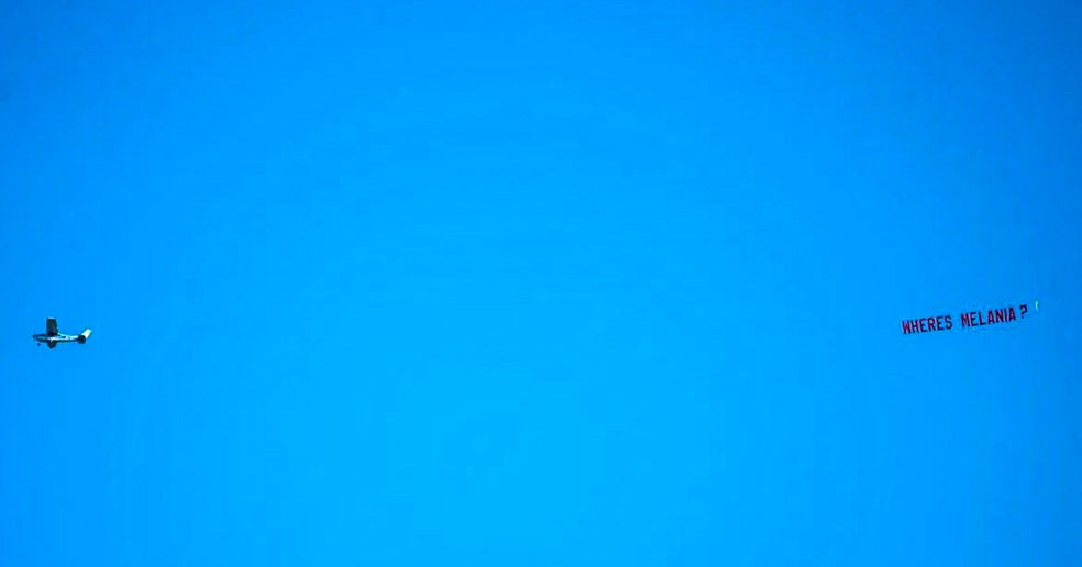 El año pasado, durante un partido de fútbol en Iowa al que asistió Trump, un avión sobrevoló el recinto con una pancarta en la que se leía Where’s Melania? (¿Dónde está Melania?). Desde entonces, la frase, ya un meme, es viral.