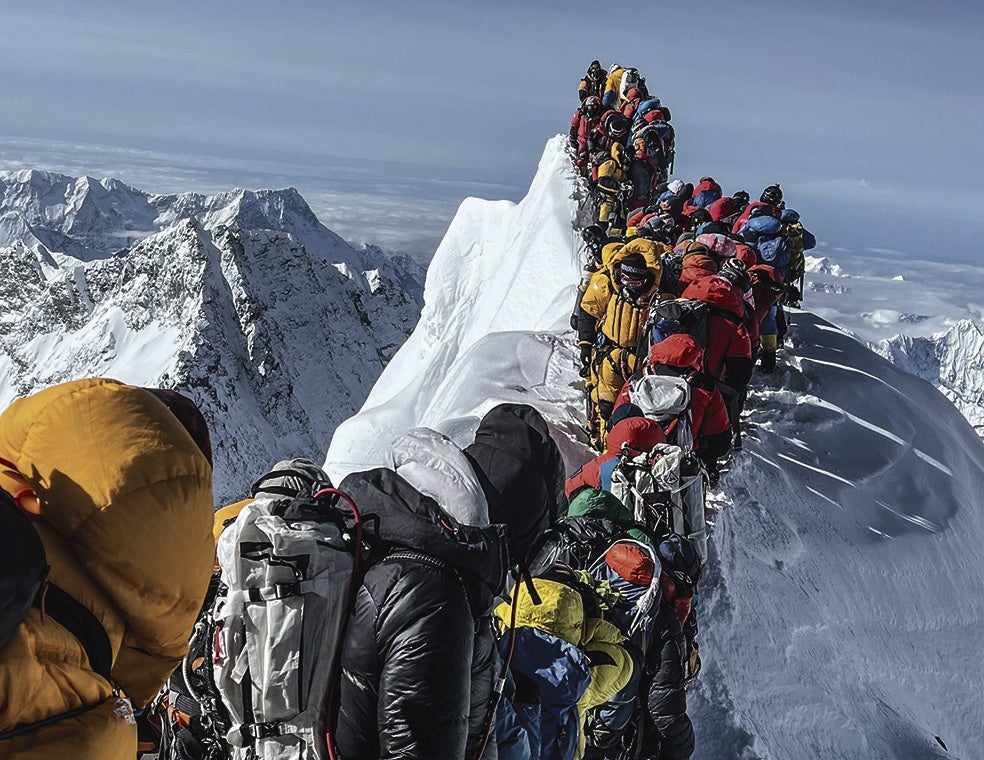 El Everest lleva años sufriendo la masificación de alpinistas que se agolpan para alcanzar la cima.