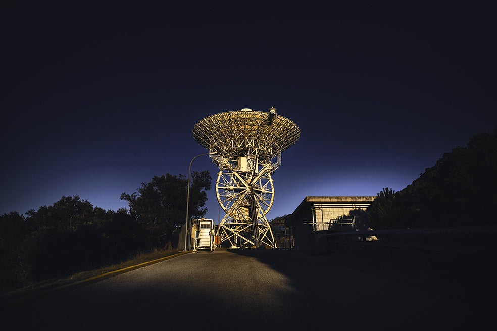 Esta antena de 26 metros de diámetro, situada en la Estación de Seguimiento de Vuelos Tripulados de Fresnedillas de la Oliva, que formaba parte del complejo de Robledo de Chavela, fue la que recibió, en 1969, las palabras de Neil Armstrong desde la Luna.