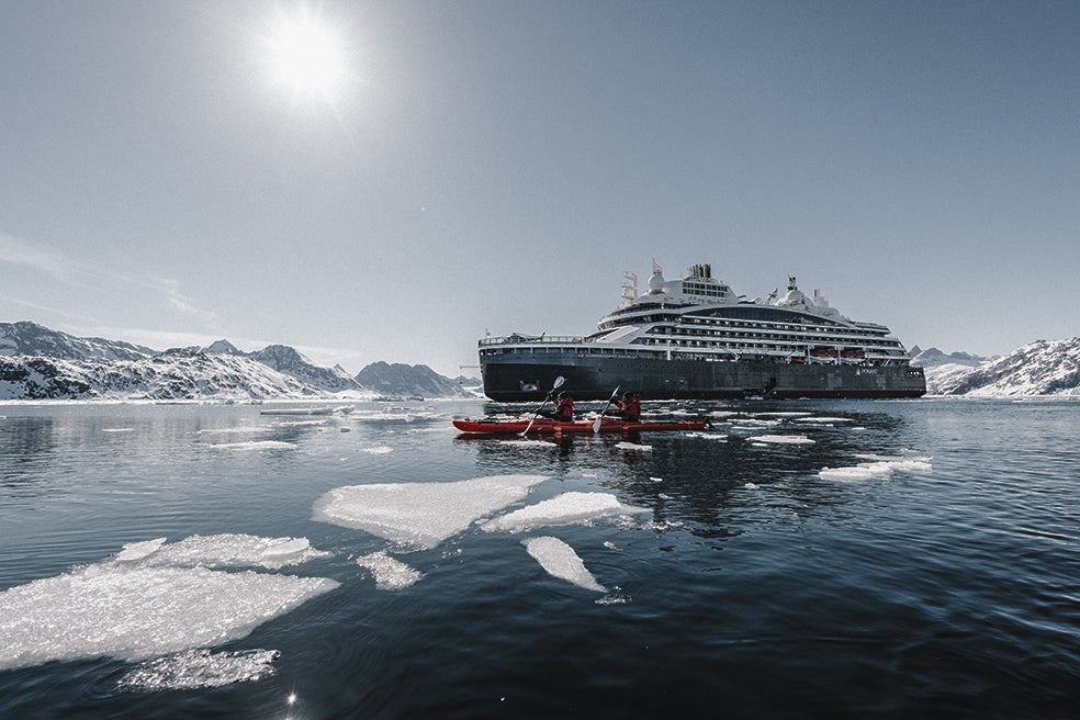 El crucero de lujo Le Commandant Charcot navega por zonas de difícil acceso. Más arriba, en la imagen que abre este reportaje, una toma del SpaceVIP, que ofrece una cena gourmet en un globo a 30 kilómetros de la Tierra.