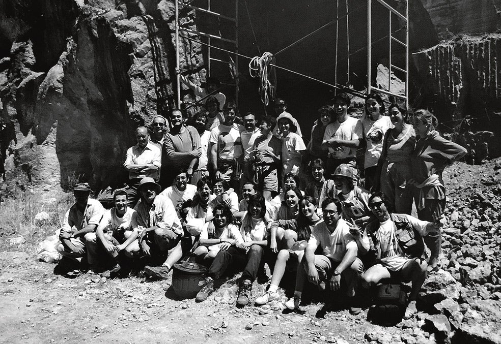 Fotografía tomada el 8 de julio de 1994. El equipo que trabajaba en Atapuerca posa al pie de la Gran Dolina poco después del hallazgo de las piezas que corresponden a la nueva especie Homo antecessor.