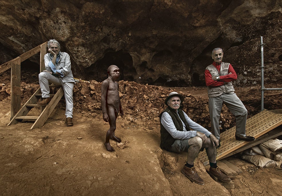 Juan Luis Arsuaga, Eudald Carbonell y José María Bermúdez de Castro en Atapuerca junto a una recreación del Homo antecessor que habitó allí hace 850.000 años. Llegaron a trabajar al yacimiento con menos de 30 años y lo codirigen desde 1991. No ha sido fácil, coinciden los tres. «Han prevalecido –explica Carbonell– la ciencia y la amistad por encima de todo».