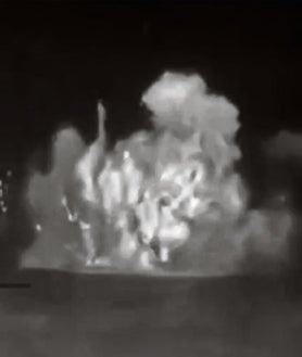 Imagen secundaria 2 - Ataque sin piloto. Imágenes del ataque ucraniano al buque de guerra ruso Serguéi Kótov (foto grande) realizado por el dron Magura V5 (fotos blanco y negro).