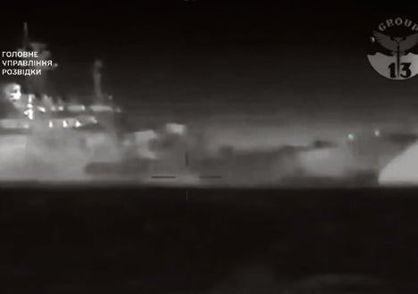 Imagen secundaria 1 - Ataque sin piloto. Imágenes del ataque ucraniano al buque de guerra ruso Serguéi Kótov (foto grande) realizado por el dron Magura V5 (fotos blanco y negro).