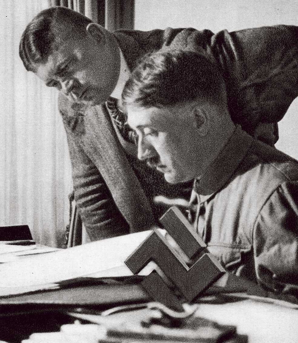 Adolf Hitler y Ernst Röhm se conocieron en 1919 y fueron aliados. Röhm participó en el fallido golpe de Estado de Hitler de 1923.