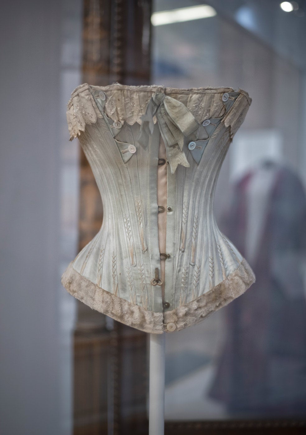 El Museo del Traje de Madrid reúne algunas de las piezas que han marcado la vida de las mujeres como el corsé, que surge en el siglo XIX de forma paralela a la exaltación de la delgadez femenina, un valor asociado al distintivo de clase y a la respetabilidad social.