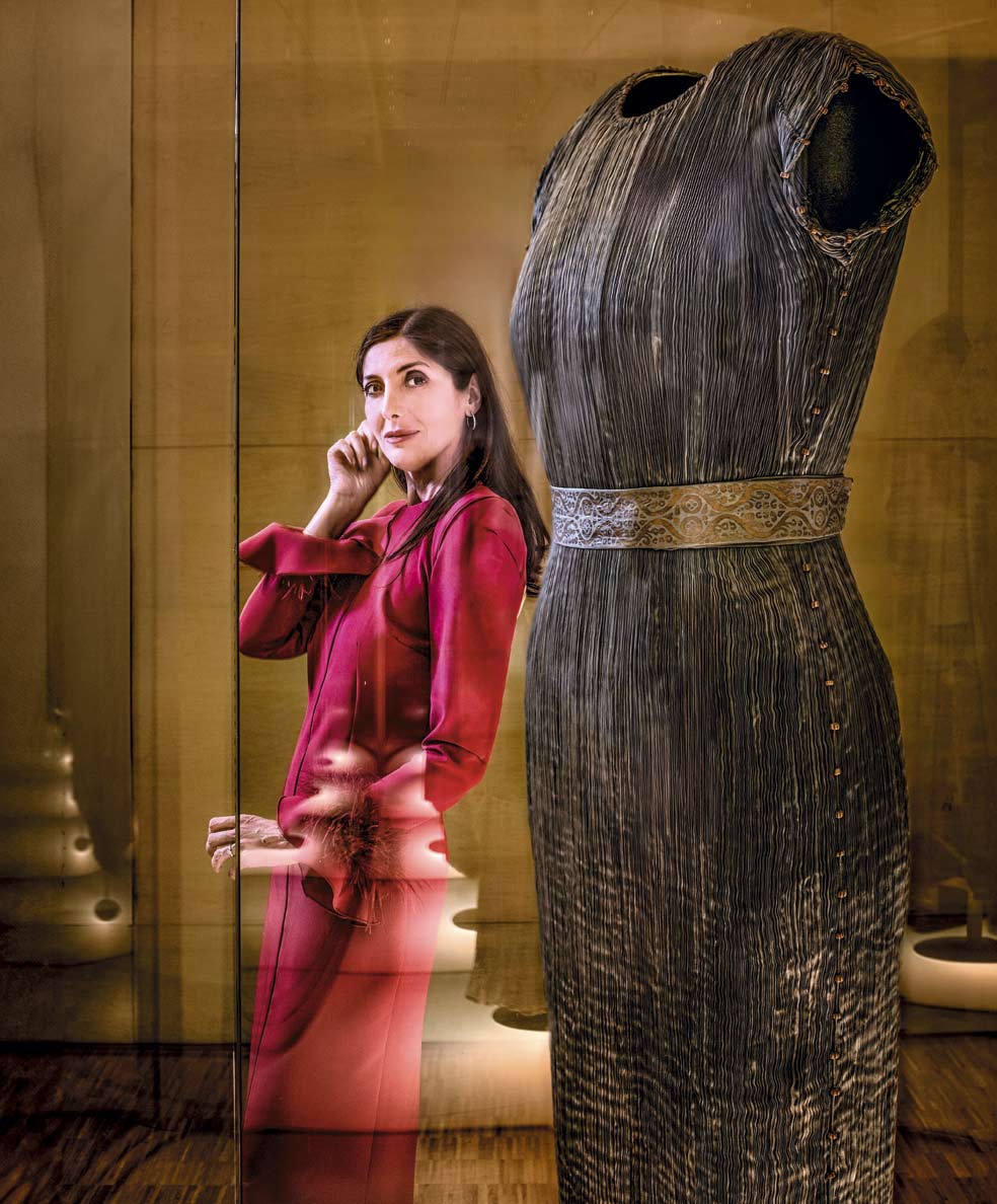 Freire, en el Museo del Traje, junto al vestido Delphos, atribuido a Fortuny, pero creado en verdad por su mujer, Henriette Nigrin.