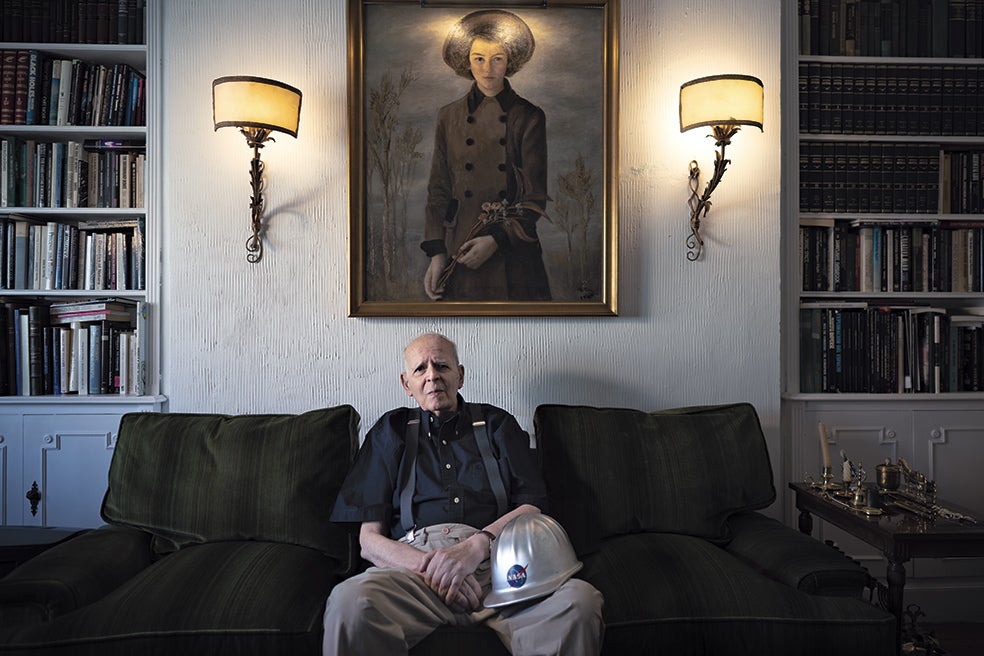 En 1969, el físico Luis Ruiz de Gopegui era el director de la Estación Espacial de Fresnedillas. Participó en varios programas espaciales. Del Apolo 11 recuerda que «el regreso fue angustioso».