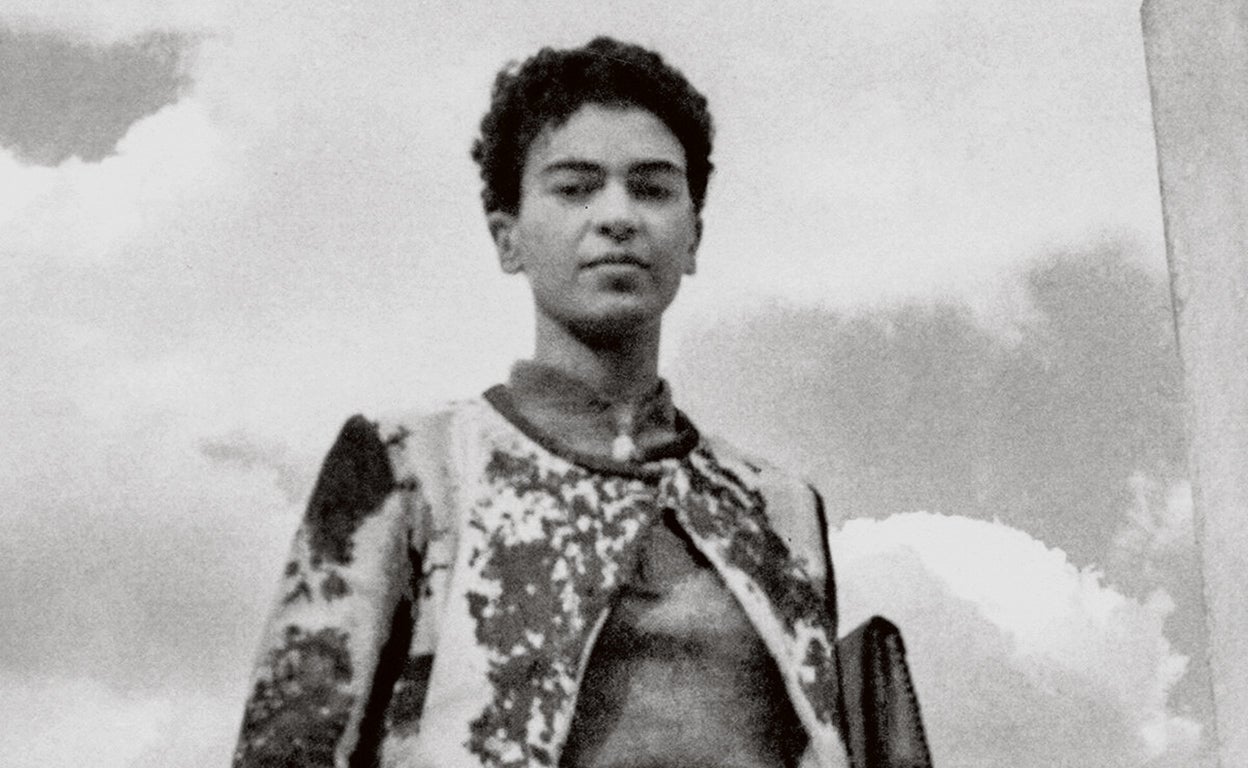 Las mil caras de Frida Kahlo, la artista más luminosamente oscura y misteriosa del siglo XX