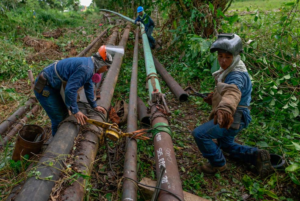 Reparaciones en el oleoducto que, a lo largo de 500 kilómetros, une los pozos de petróleo en la Amazonia ecuatoriana con el océano Pacífico.