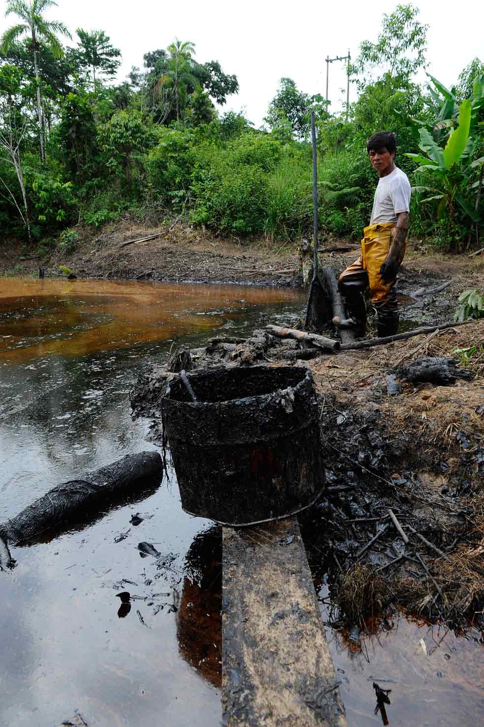 Esta 'piscina' de residuos lleva 30 años así. Desde los sesenta, 108 millones de litros de crudo y 50.000 millones de litros de aguas tóxicas han regado la selva.