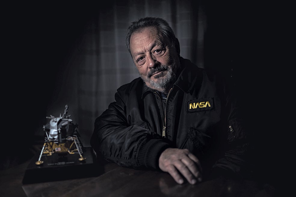 La noche del 20 al 21 de julio de 1969, el ingeniero Carlos González Pintado se ocupaba del seguimiento y las comunicaciones con la nave Apolo 11 desde la estación de Robledo Chavela. Ha participado en las misiones Apolo, ApoloSoyuz y Skylab, en la del transbordador espacial y en los vuelos científicos robotizados.