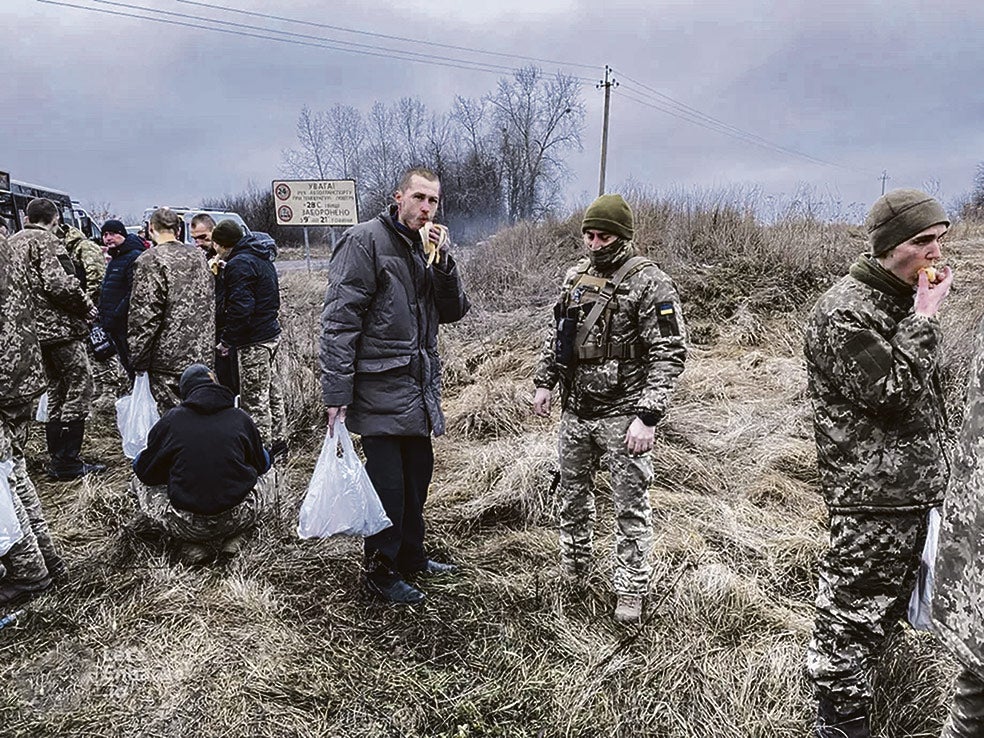 Oleksiy Anulya, el día de su liberación tras un intercambio de prisioneros entre Ucrania y Rusia, el 31 de diciembre de 2022. Los militares ucranianos los recibieron como héroes.