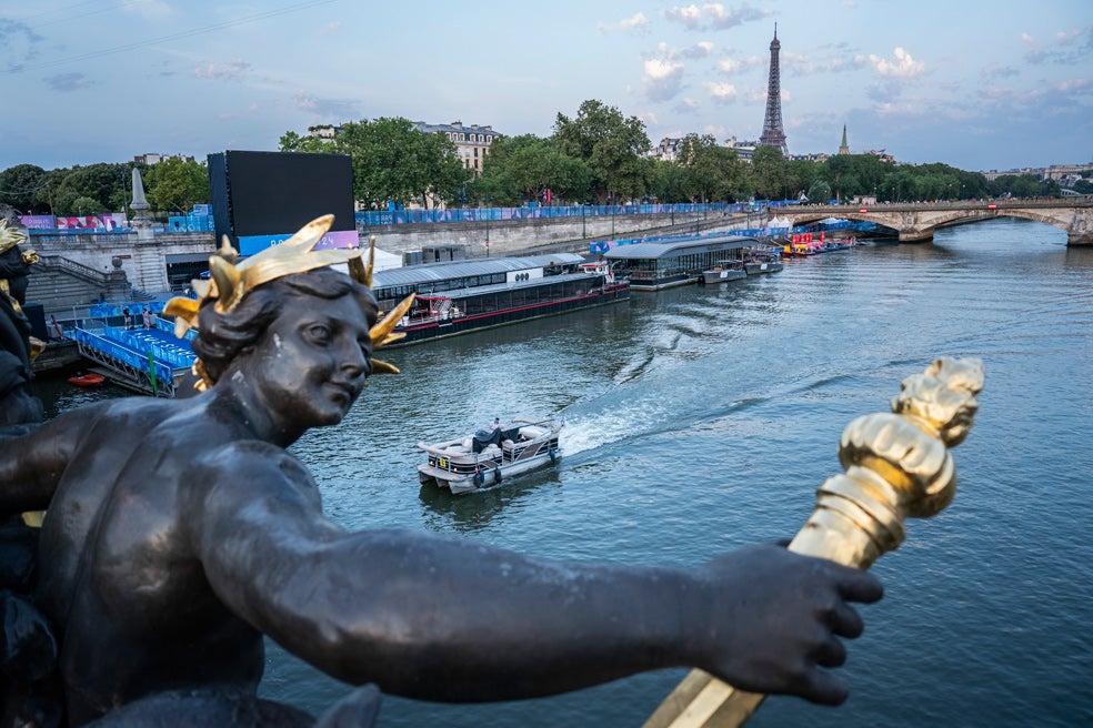 El ayuntamiento de París ha acometido obras para terminar con la prohibición de bañarse en el Sena (que data de 1923) como una piscina subterránea para recoger el agua de las de las alcantarillas y que no se vierta en el río. Pero no es eficaz si llueve mucho.