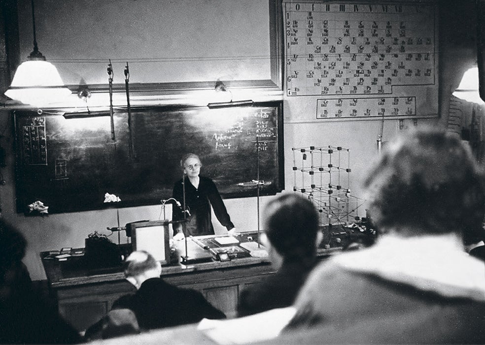 Tras la muerte de su esposo, Pierre, Marie rechazó una pensión de viudedad, pero aceptó la cátedra de su marido en la Sorbona. Fue la primera mujer en dar clases en una universidad.