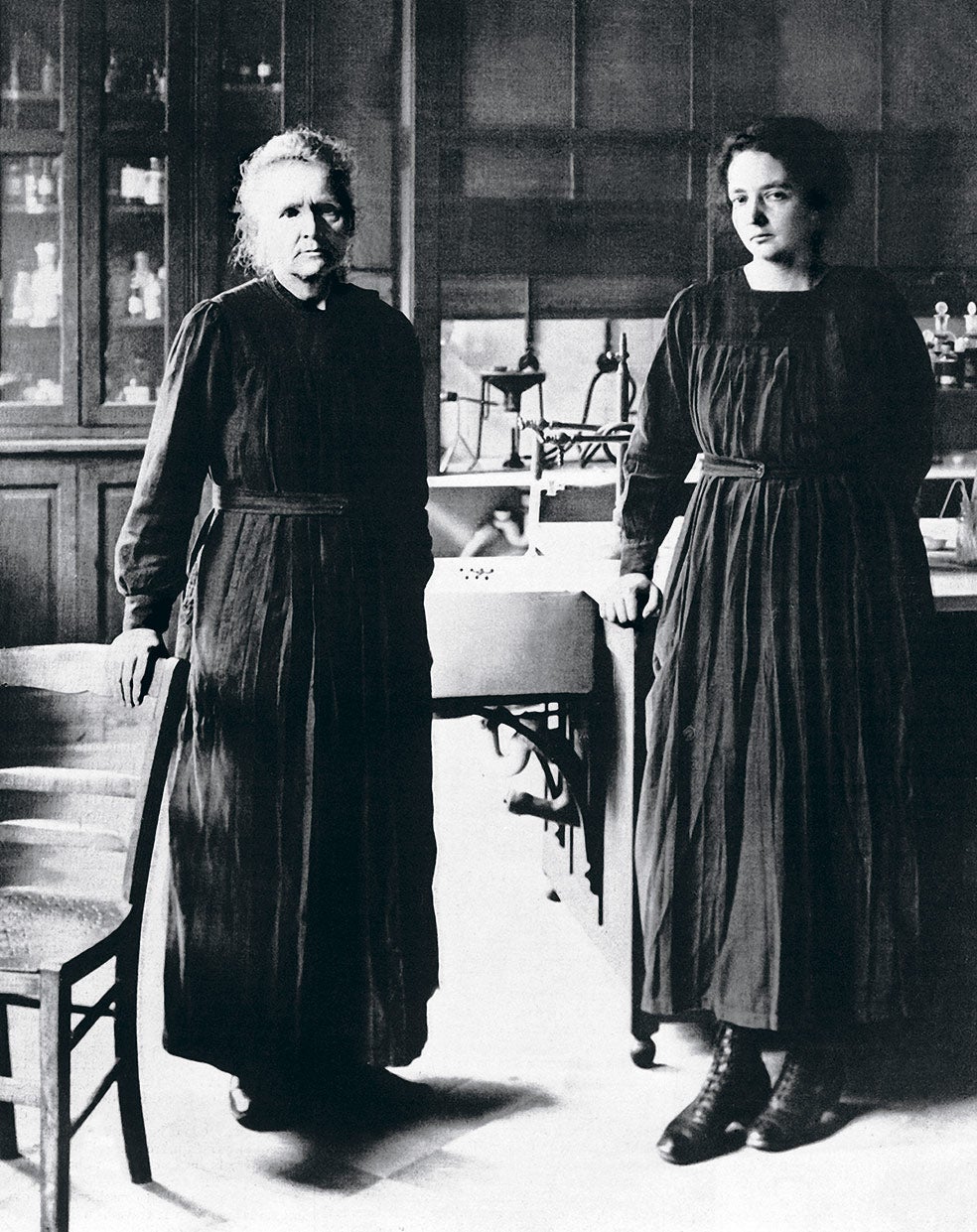 Marie, con su hija Irène, que también ganó un Nobel.