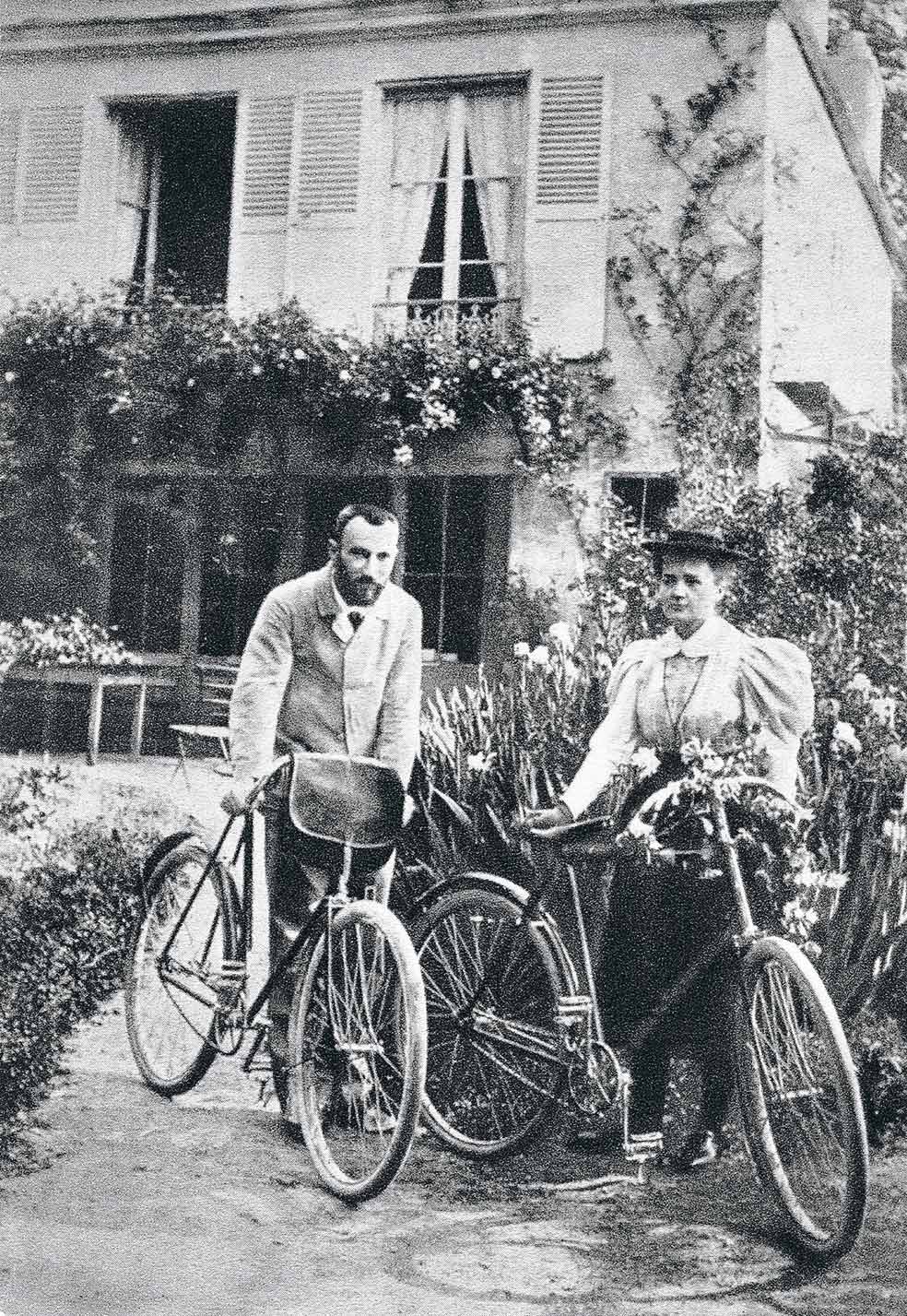 Marie con Pierre durante su luna de miel. Con el dinero que les dieron como regalo en la boda compraron unas bicicletas y recorrieron la campiña francesa.