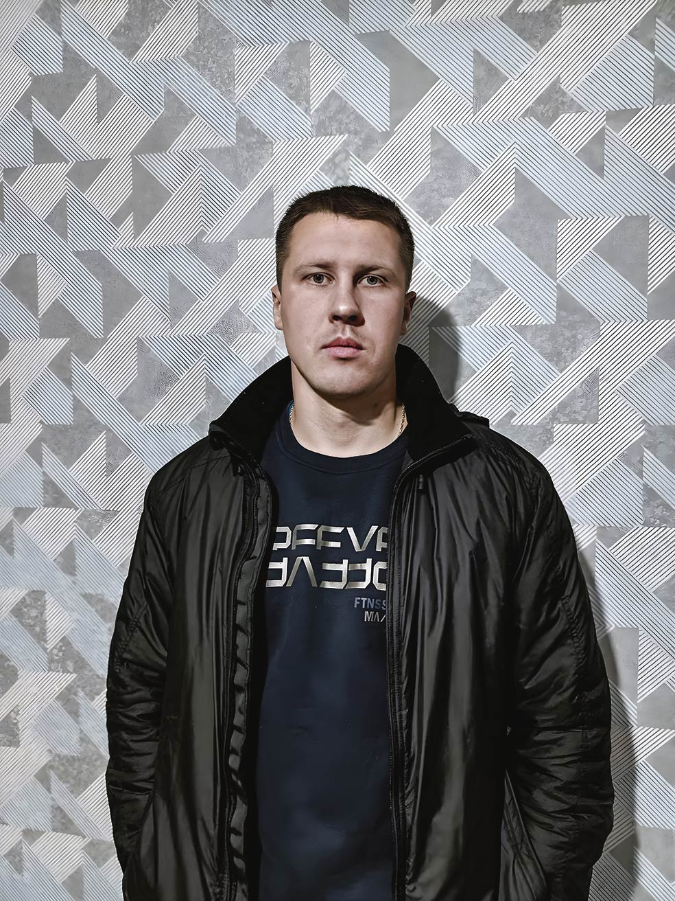 Oleksiy Anulja, hoy, tras pasar por varios hospitales y recuperarse. Más arriba, a su regreso del frente, cuando fue liberado, en diciembre de 2022. Había perdido 40 kilos durante su encarcelamiento y a punto estuvo de que le amputaran las piernas.