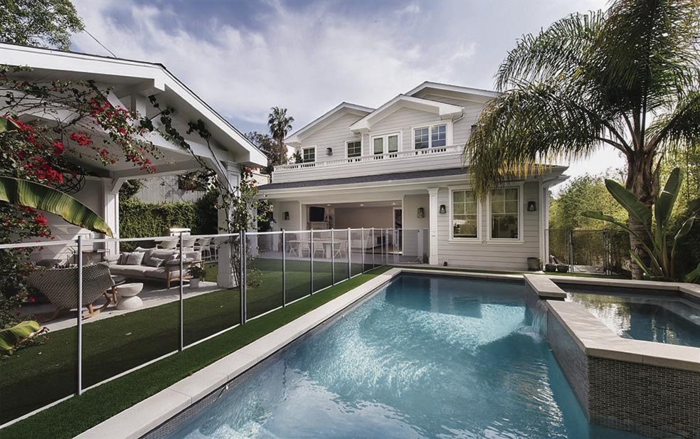 Avery llenó su vida de yates y aviones privados, fiestas en Las Vegas y coches de lujo, y compró en 2018 una mansión con piscina y seis dormitorios en Beverlywood, Los Ángeles, por 5,7 millones de dólares.