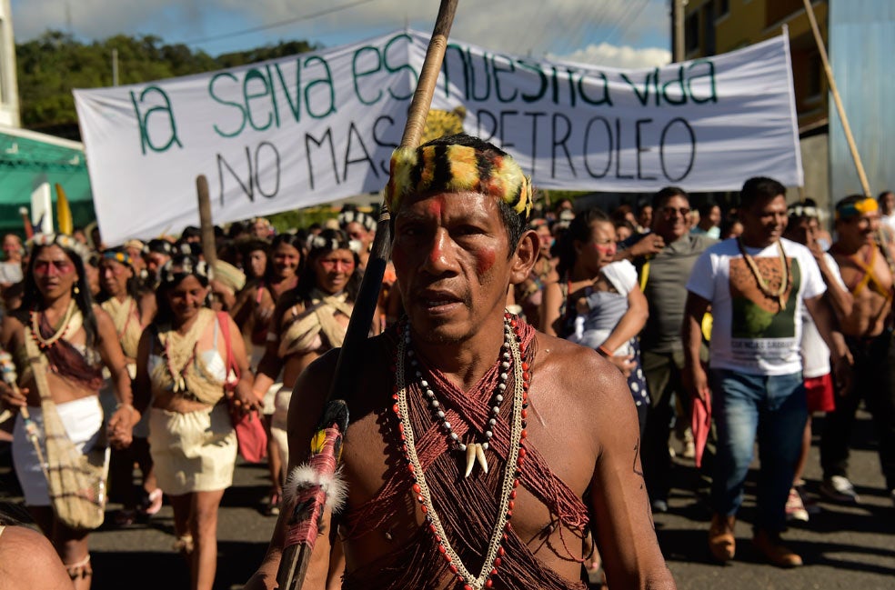 Los pueblos indígenas afectados se han movilizado para defender la selva, su hogar ancestral. En la foto, una marcha waorani en la ciudad de Puyo.