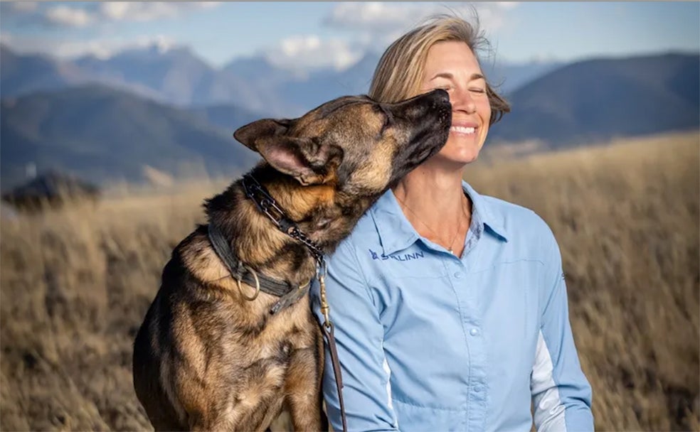 Kim Greene es la CEO de Svalinn Protection Dogs, un centro de adiestramiento con sede en Montana, en Estados Unidos, aunque fundado por ella en 2005 en Nairobi, Kenia, donde entonces vivía con su familia. Bajo el lema 'Criados para amar, entrenados para proteger', su empresa —dice— cria perros de compañía cariñosos y fieles que también sean protectores instantáneos en caso de que sus dueños corriesen peligro.