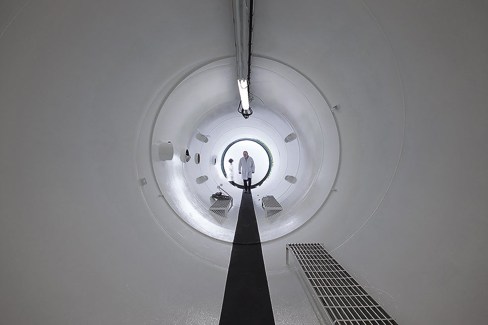 Andy Elson, CEO de Elson Space, en una cámara hipobárica que simula las condiciones de baja presión que encuentran los dirigibles a gran altitud. «Teruel será el cabo Cañaveral de los vuelos a la estratosfera». Más arriba, en la imagen que abre este reportaje, un HAPS, zepelín de gran altitud de la compañía norteamericana Sceye, que planea usar el aeropuerto como base para lanzar naves. Además, la española PLD Space fabrica motores de cohetes.