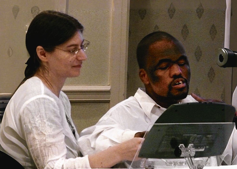 Anna, cuatro años antes de su arresto, con Derrick Johnson, entonces de 30 años (diez menos que ella), cuando practicaba con él el polémico método de comunicación facilitada.