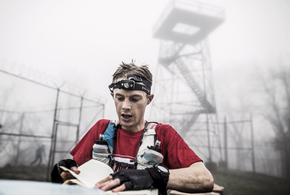 John Kelly –ganador del año pasado– recorta la hoja de un libro, prueba de que ha alcanzado uno de los puntos obligatorios, frente a la prisión que inspiró la carrera.