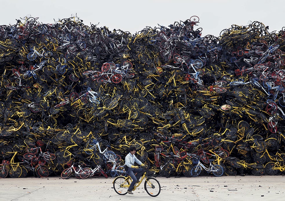 'Cementerio' de bicicletas compartidas en China donde van a parar las averiadas y defectuosas.