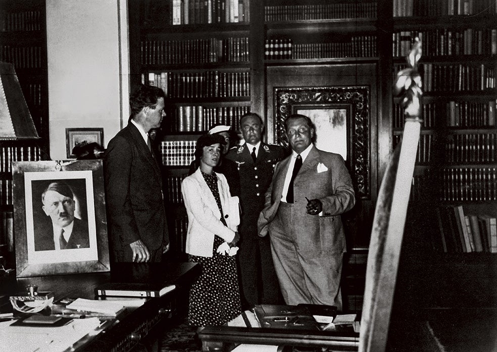 En 1936, el mariscal Hermann Göring recibió a Charles Lindbergh y su esposa en Berlín. El matrimonio no escatimó en elogios al nazismo. Compartían sus principios: el antisemitismo, la creencia de la superioridad de los blancos y la práctica de la eugenesia mediante 'métodos selectivos' (esterilización o eliminación) para «mejorar la raza».