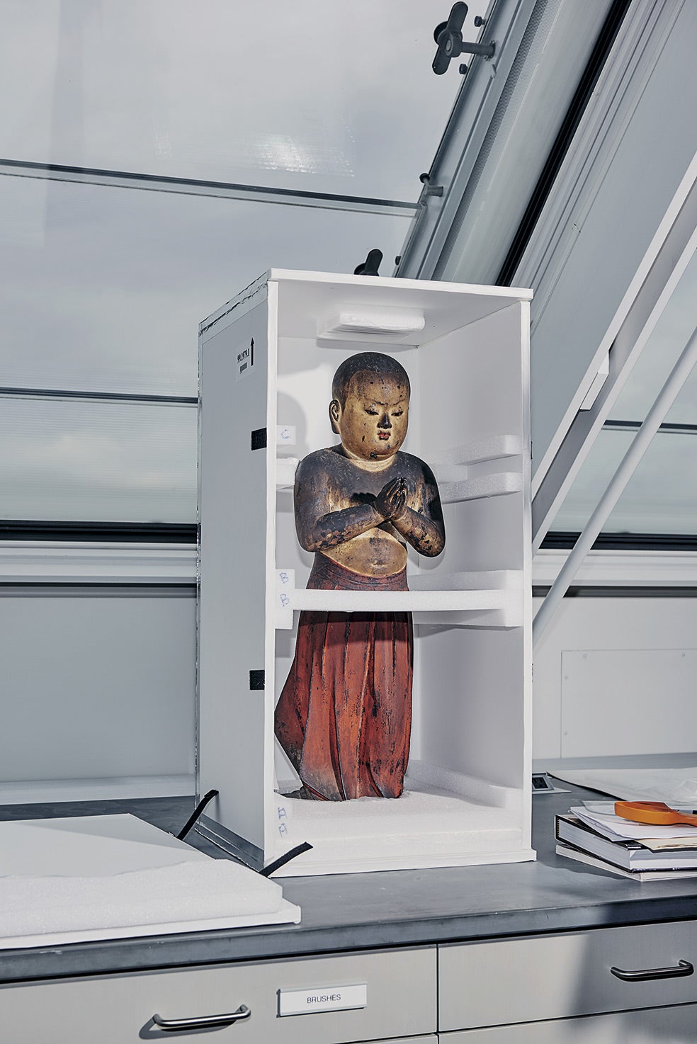 Una estatua japonesa de hace 700 años. En el Straus Center admiten que se sabe poco sobre pinturas fuera de Occidente e investigan, por ejemplo, el esmaltado entre azul y violeta de las porcelanas Jun, de la China del siglo XII, que sigue siendo un misterio.